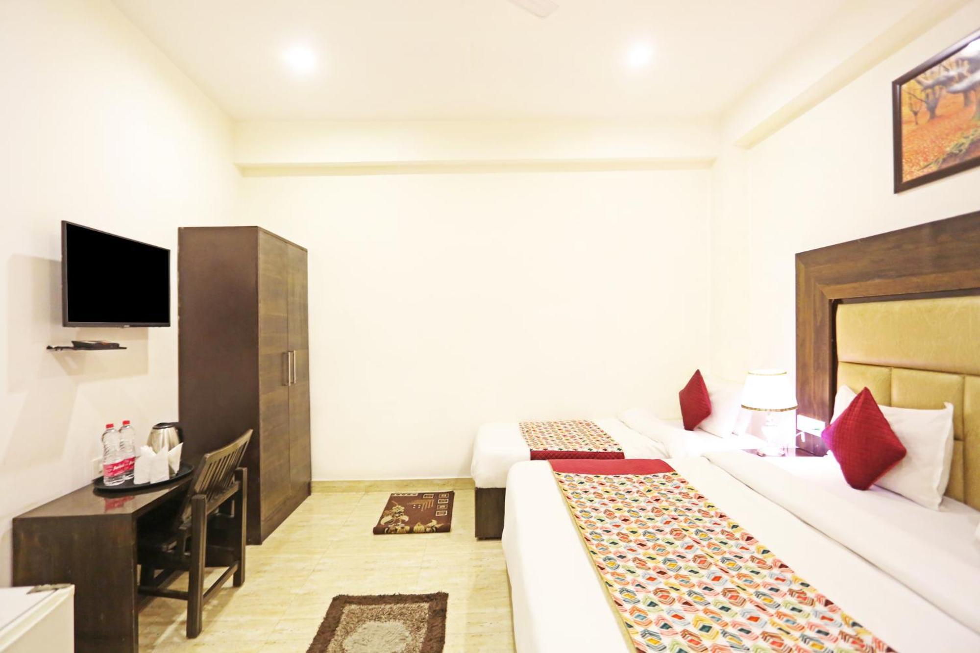 Airport Hotel Kiara - New Delhi Airport Exteriör bild