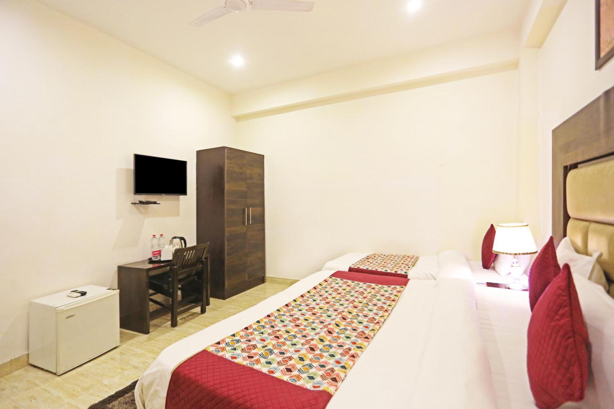 Airport Hotel Kiara - New Delhi Airport Exteriör bild