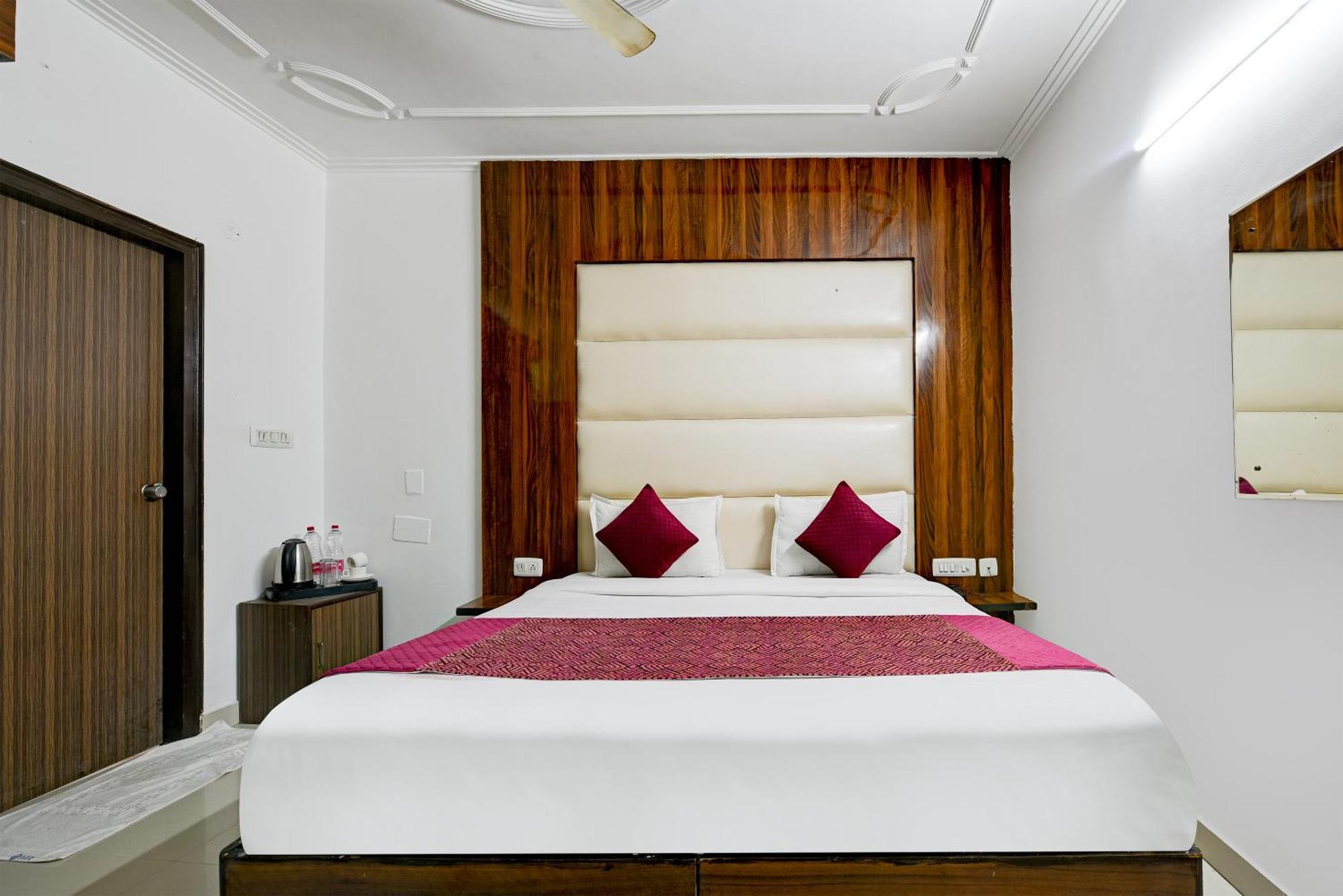 Airport Hotel Kiara - New Delhi Airport Exteriör bild